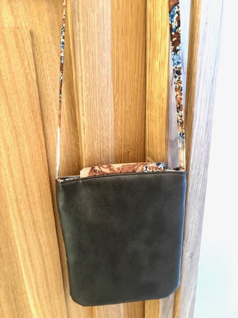 Mini sac bandoulière wax marron bleu doré et simili – Image 3